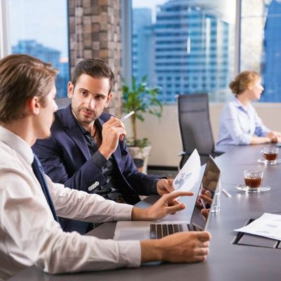 Zwei Männer unterhalten sich im Büro