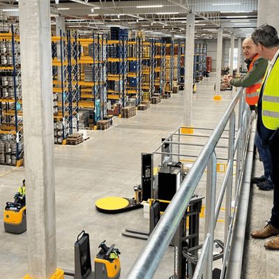 Team mit Warnweste im Lager