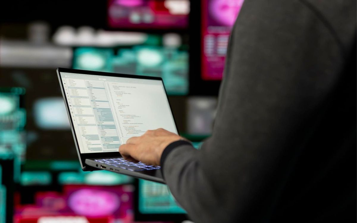 Mitarbeiter am Laptop